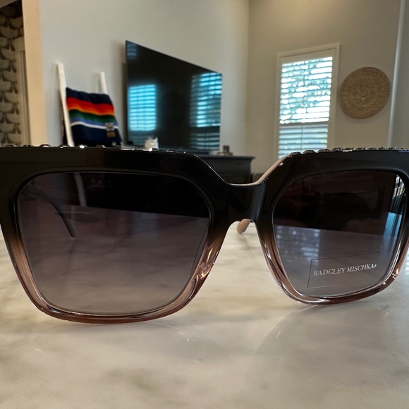 BRAND NEW Badgley Mischka Stephane Sunglasses Dove main image 4